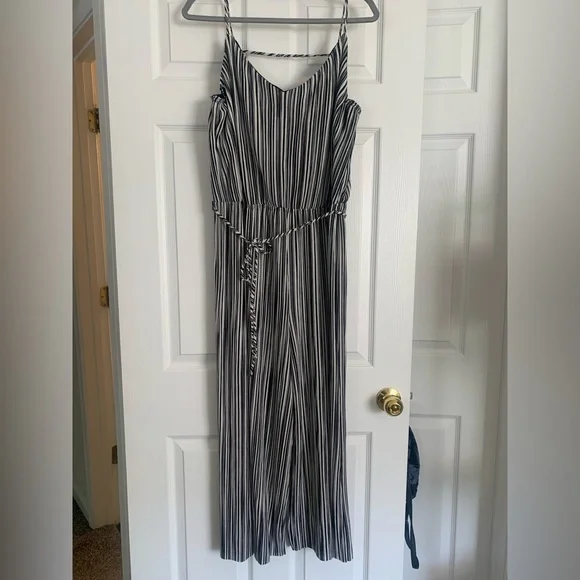 LAST CHANCE Textured Stripe Jumpsuit - Picture 5 of 8